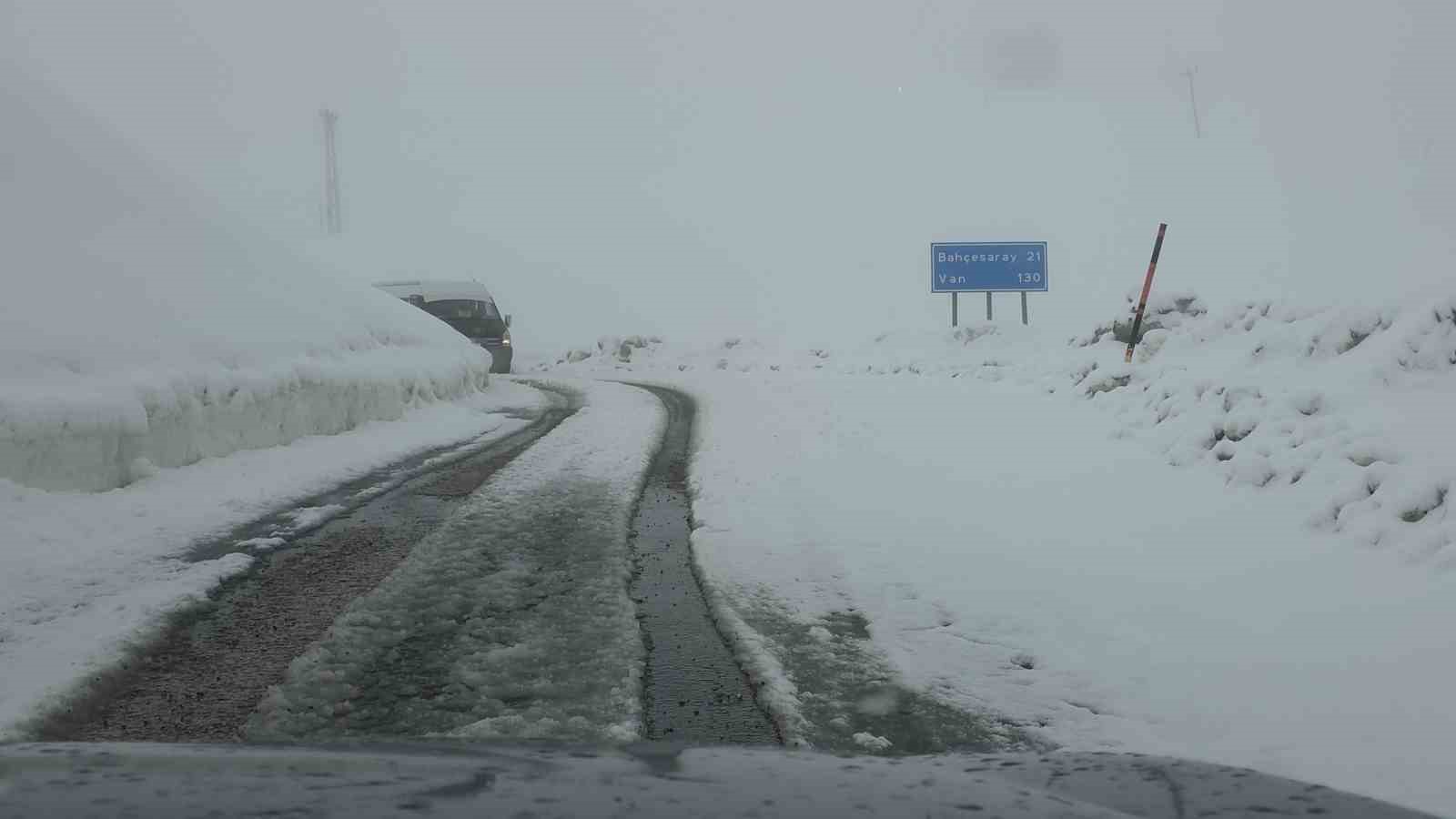 Hizan-Bah&ccedil;esaray yolunda kar etkili oluyor
