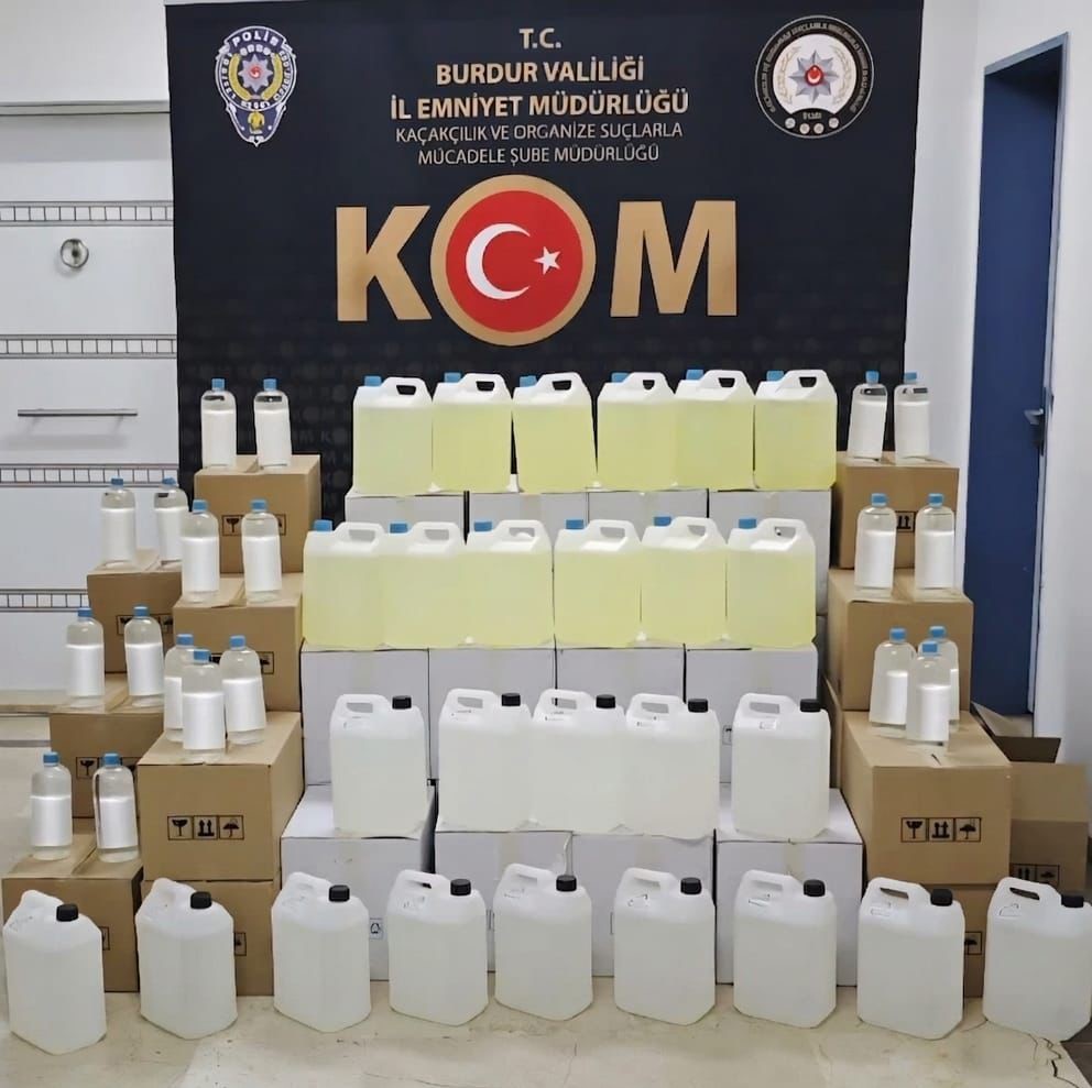 Burdur’da ruhsatsız silah ve kaçak alkol operasyonu