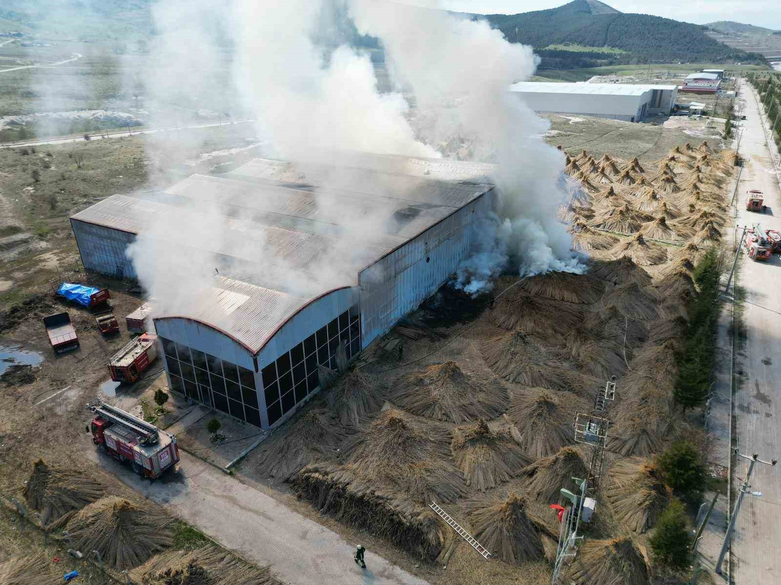 Fabrika yangınında duman ve alevler metrelerce y&uuml;kseğe &ccedil;ıktı
