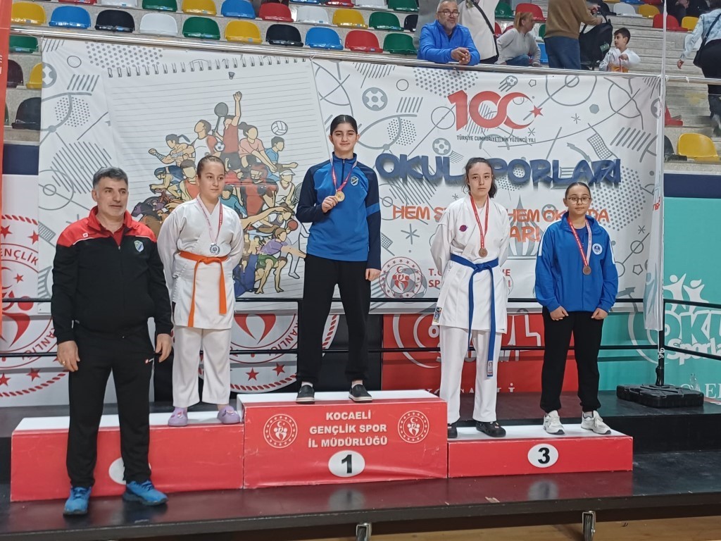 Kartepe&rsquo;nin karateci yıldızlarından madalya yağmuru
