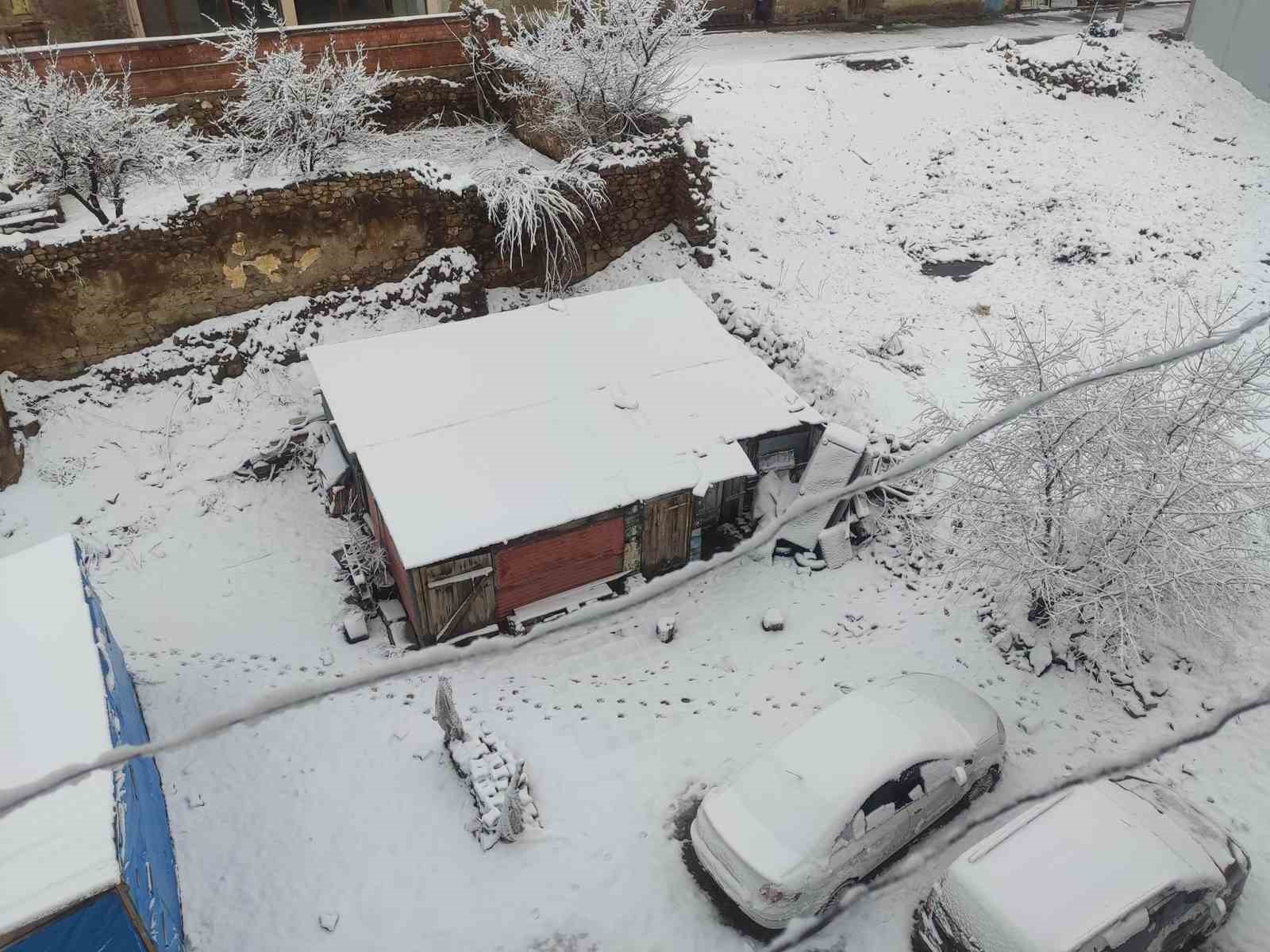 Demirözü’nde nisan sürprizi: İlçe beyaza büründü