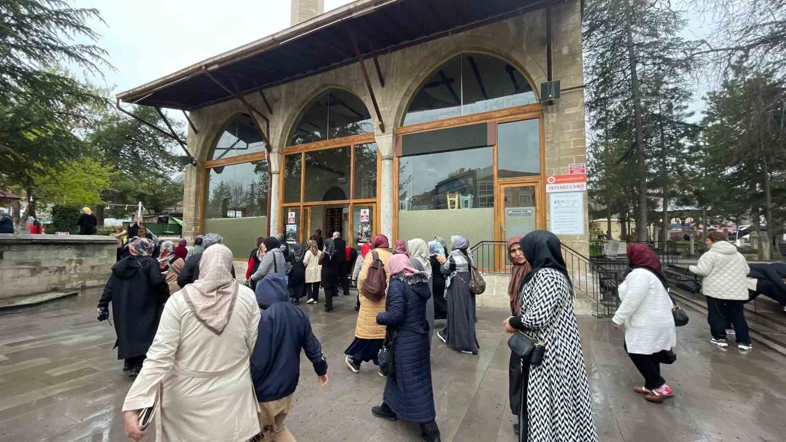 Karaman&rsquo;a gelen turistler şehrin tarihi yerlerini gezdi
