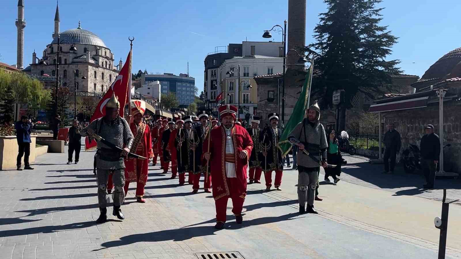 Bolu&rsquo;da &ouml;ğrenciler 200 metrelik T&uuml;rk bayrağıyla caddede y&uuml;r&uuml;d&uuml;
