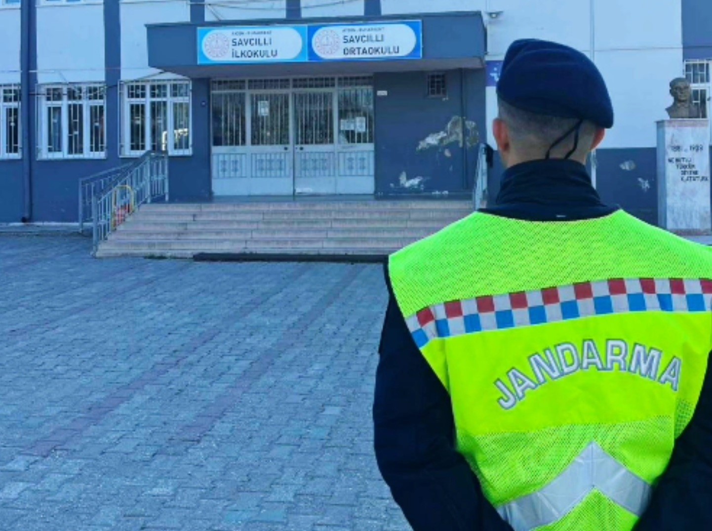 Jandarma okul &ouml;nlerindeki g&uuml;venlik tedbirlerini artırdı
