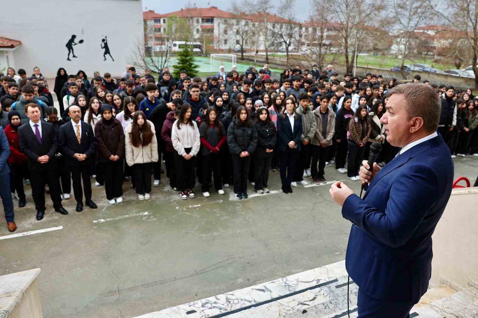 Mustafa Doğan Anadolu Lisesi&rsquo;nde şehitler i&ccedil;in saygı programı
