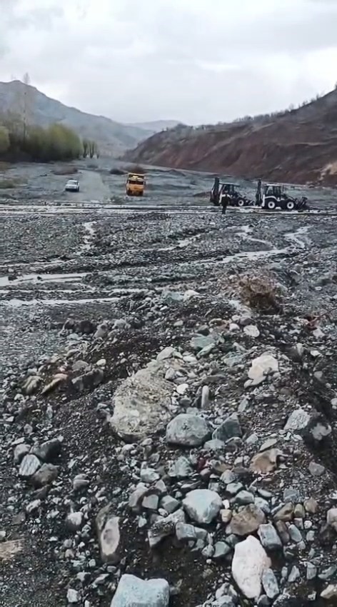Elazığ&rsquo;da selden dolayı kapanan yolda &ccedil;alışma başlatıldı
