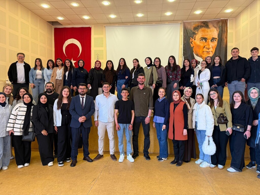 Altıntaş MYO&rsquo;da gen&ccedil; &ccedil;ift&ccedil;i fenomenler &ouml;ğrencilerle buluştu
