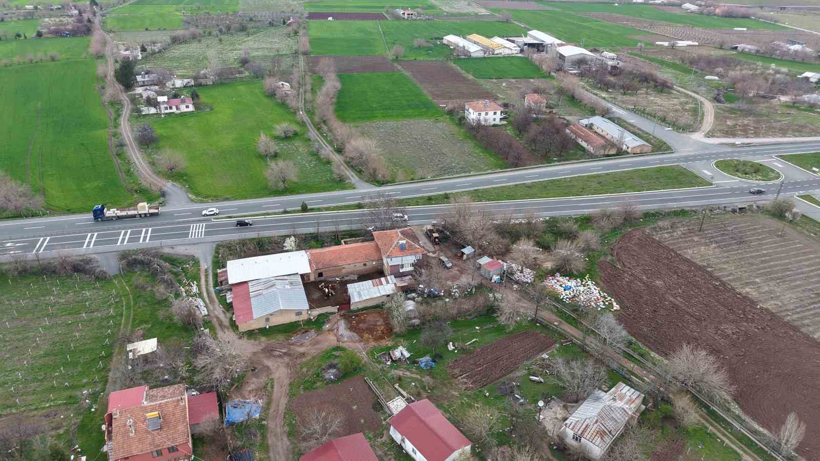 Baharın m&uuml;jdecisi leylekler Elazığ&rsquo;ı renklendiriyor
