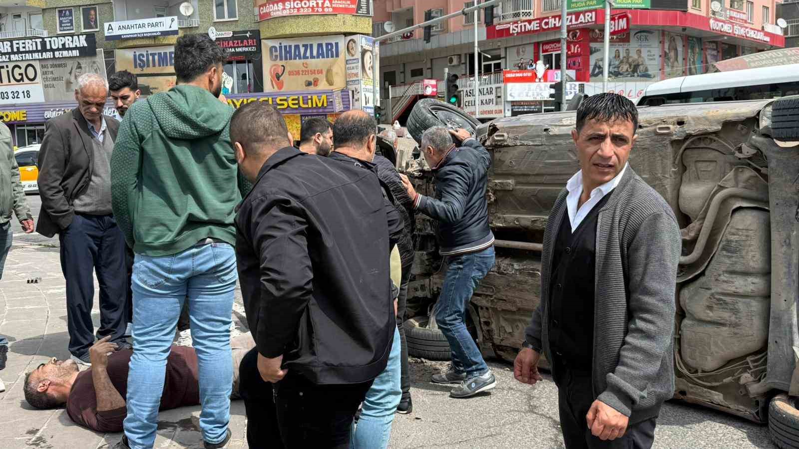 Otomobilin kaldırıma &ccedil;arpıp yan yatması ara&ccedil; kamerasına yansıdı
