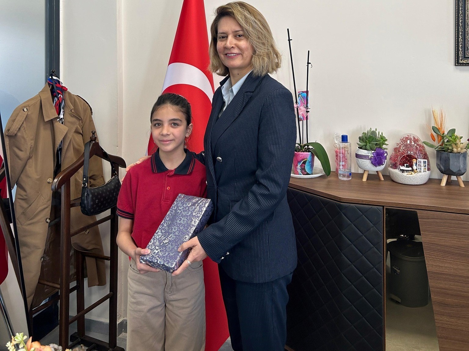 Altıntaş&rsquo;ta &ccedil;evreye duyarlı minik &ouml;ğrenci &ouml;d&uuml;llendirildi
