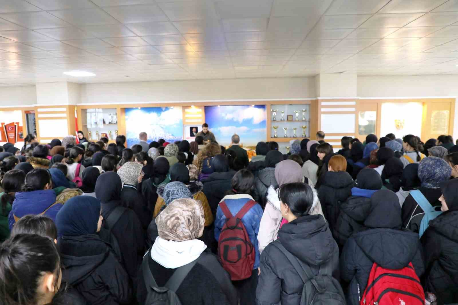 Ağrı&rsquo;da okullarda eğitim, Kahramanmaraş&rsquo;ta hayatını kaybedenler i&ccedil;in okunan Fatiha ile başladı
