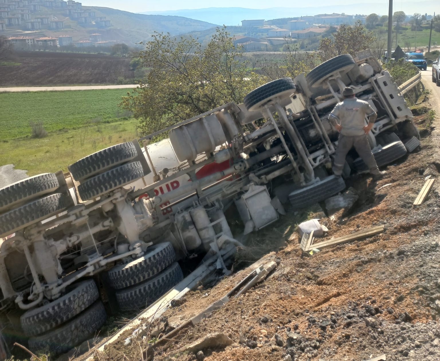 Beton mikseri şarampole yuvarlandı

