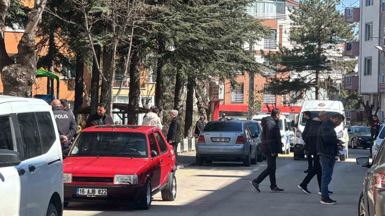 Komşular arasındaki g&uuml;r&uuml;lt&uuml; kavgası kanlı bitti: 2 &ouml;l&uuml;
