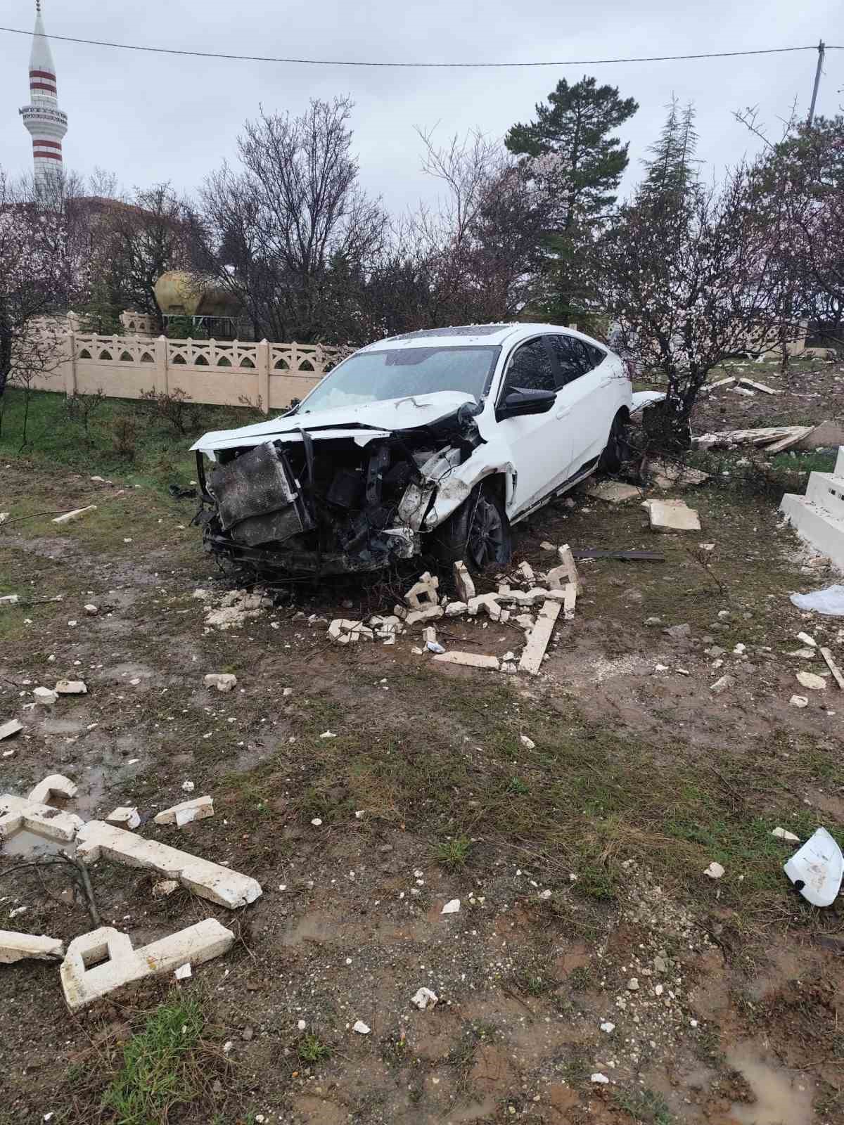 Elazığ’da otomobil mezarlığa girdi: 2 yaralı
