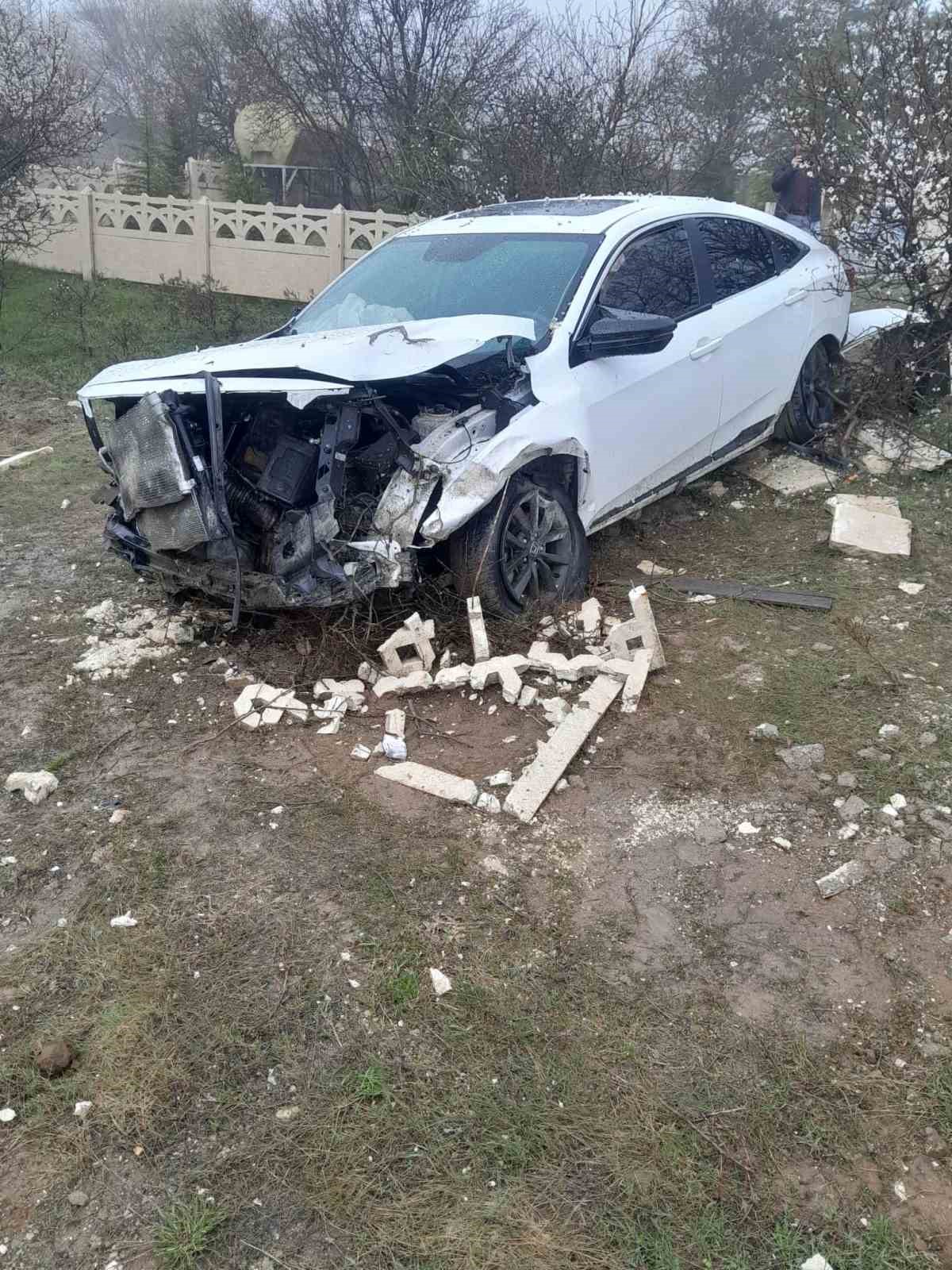 Elazığ&rsquo;da otomobil mezarlığa girdi: 2 yaralı
