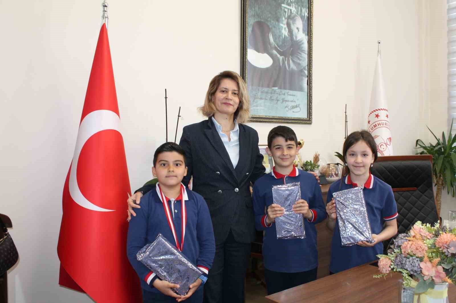 Altıntaş&rsquo;ta dereceye giren &ouml;ğrenciler &ouml;d&uuml;llendirildi
