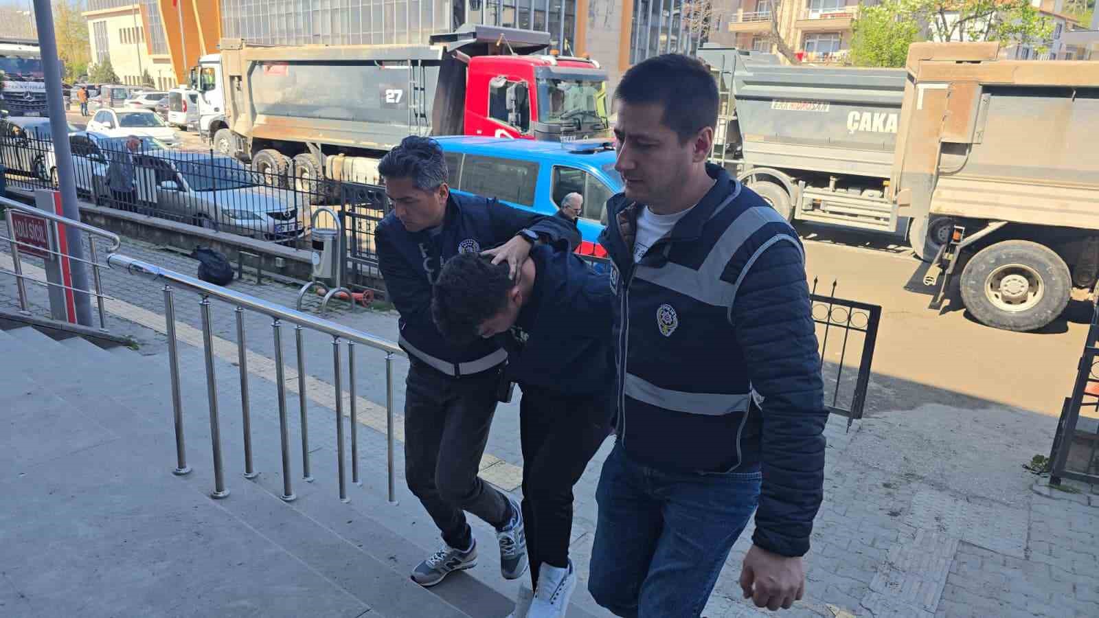 Okullarda eylem yapacağı iddiasıyla g&ouml;zaltına alınan ş&uuml;pheli adliyeye sevk edildi
