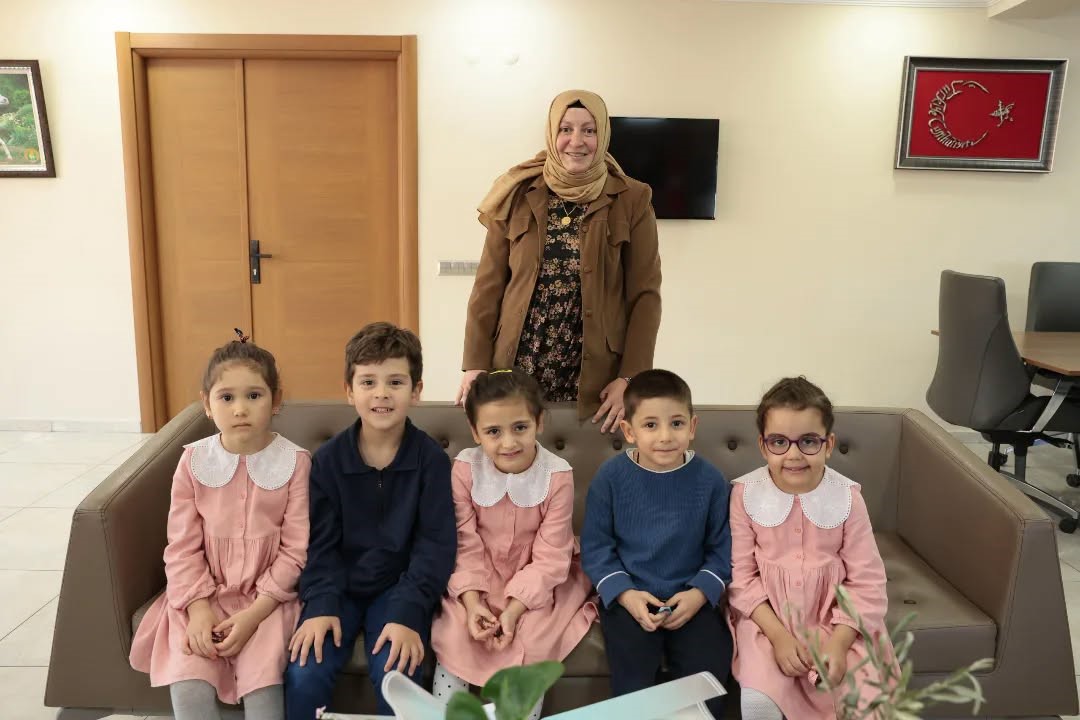 Minik &ouml;ğrencilerden Başkan Kaya&rsquo;ya hediye
