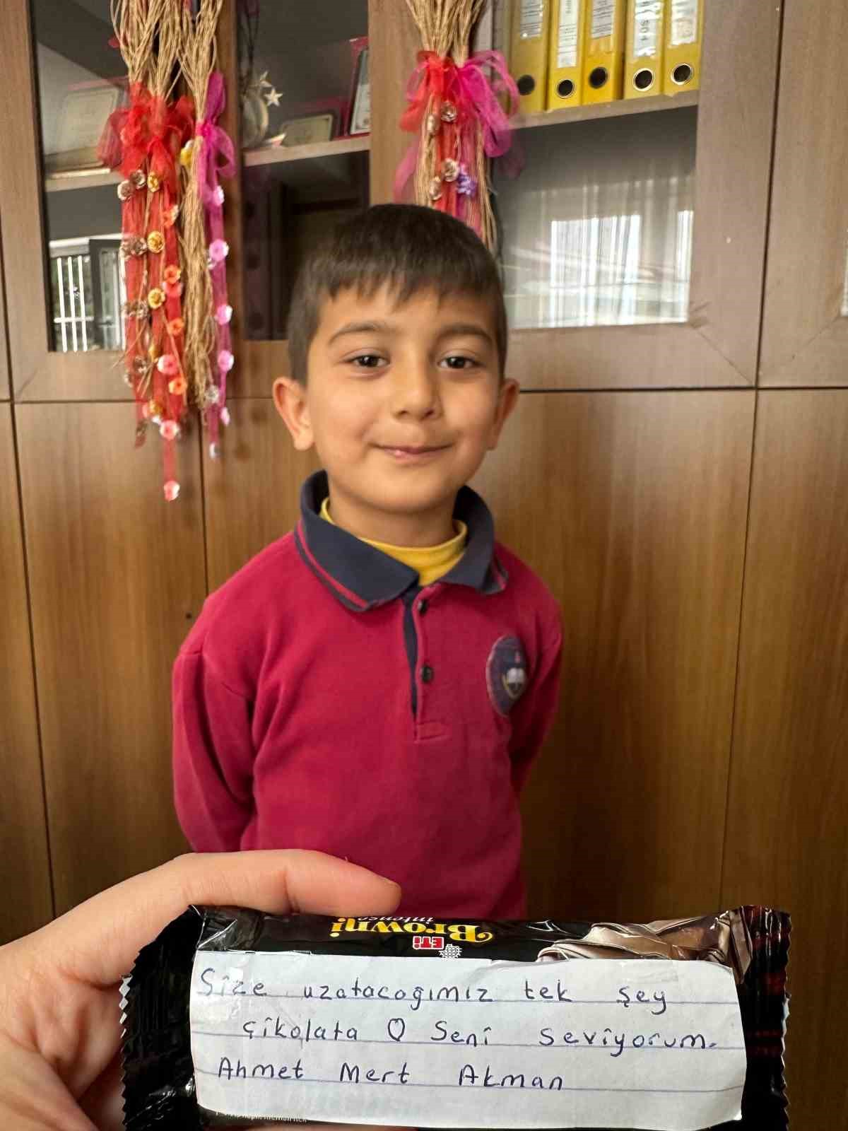 &Ccedil;ikolata ve &ccedil;i&ccedil;eklere yazdıkları notlarla &ouml;ğretmenlerine s&uuml;rpriz yaptılar
