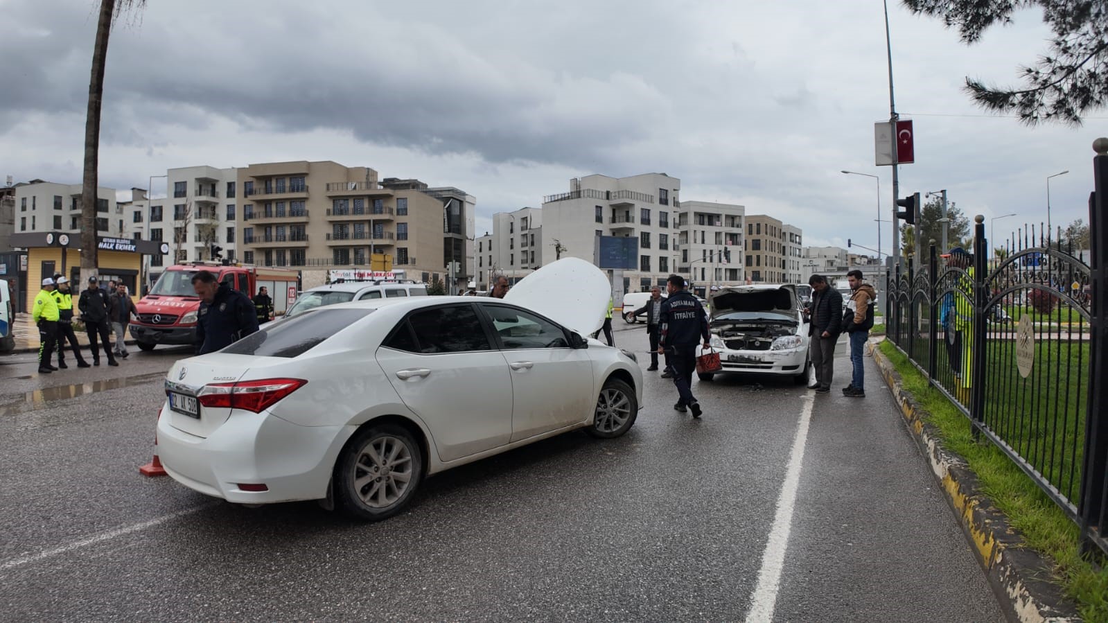 Adıyaman&rsquo;da d&ouml;rt ara&ccedil; bir birine girdi

