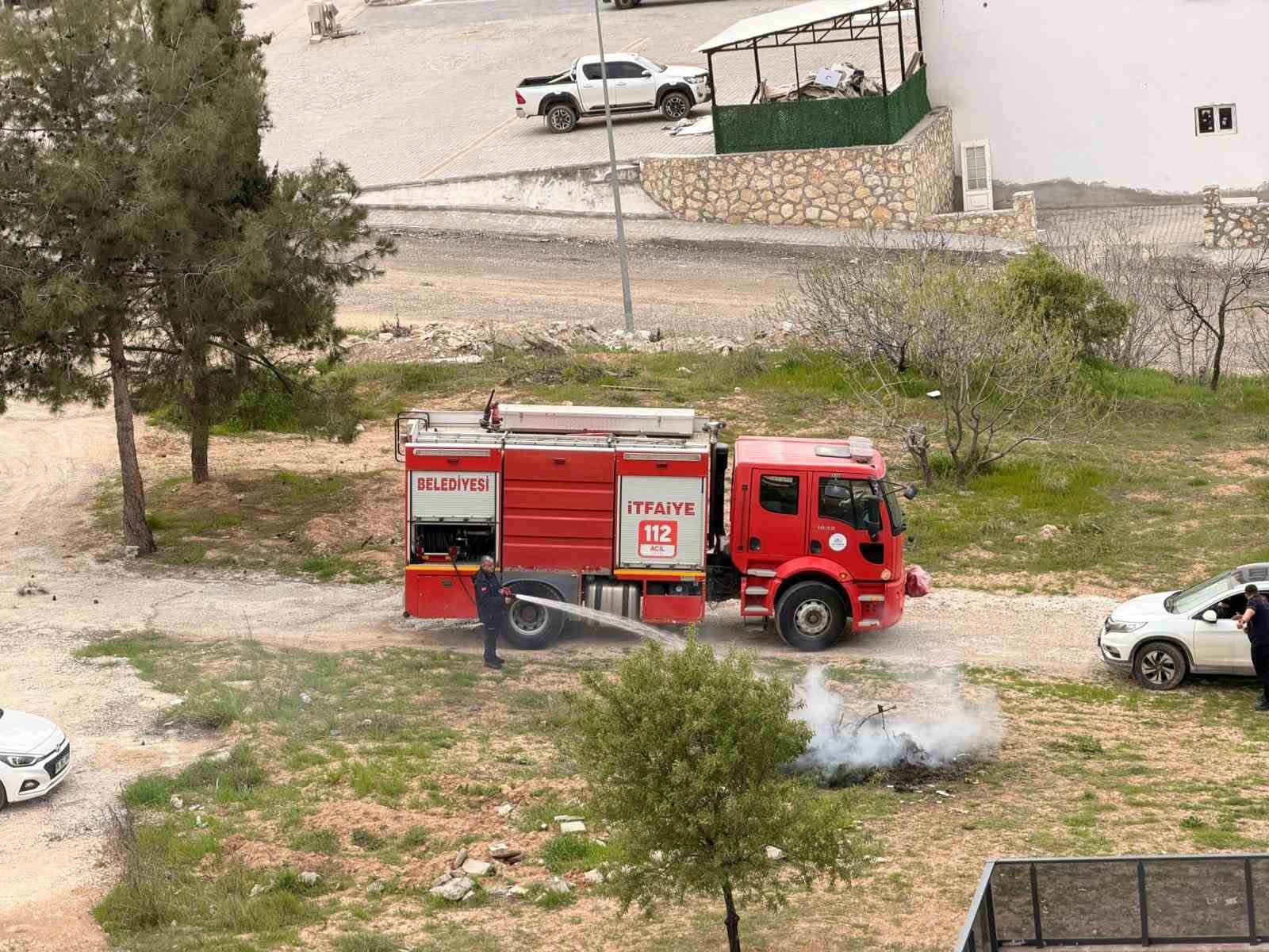 Vatandaşın yaktığı atık yangınını itfaiye ekipleri s&ouml;nd&uuml;rd&uuml;
