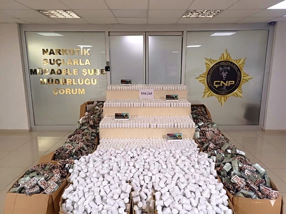 &Ccedil;orum&rsquo;da 550 bin adet sentetik ecza hapı ele ge&ccedil;irildi: 2 tutuklama
