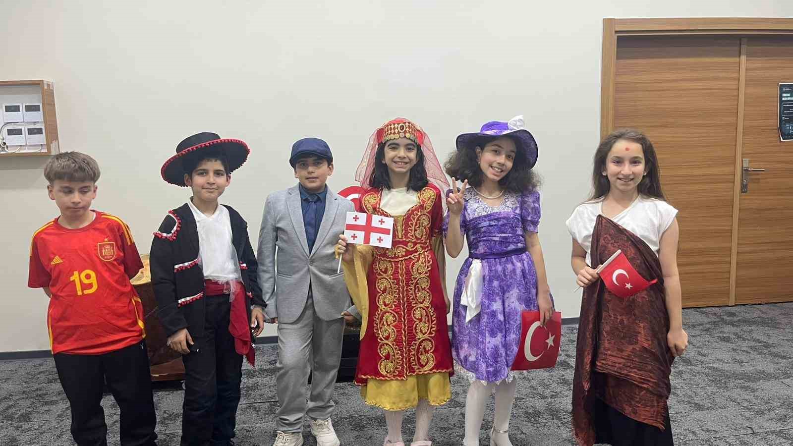 Alanya&rsquo;da 5 &uuml;lkeden 97 &ouml;ğrenci mehter marşlarıyla karşılandı
