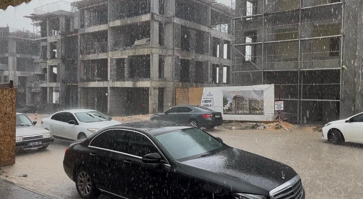 Besni’de dolu ve sağanak sonrası sel meydana geldi