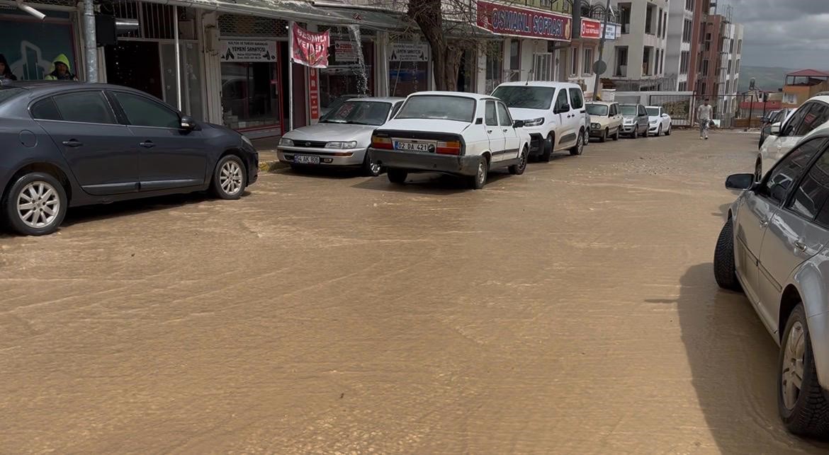 Besni&rsquo;de dolu ve sağanak sonrası sel meydana geldi
