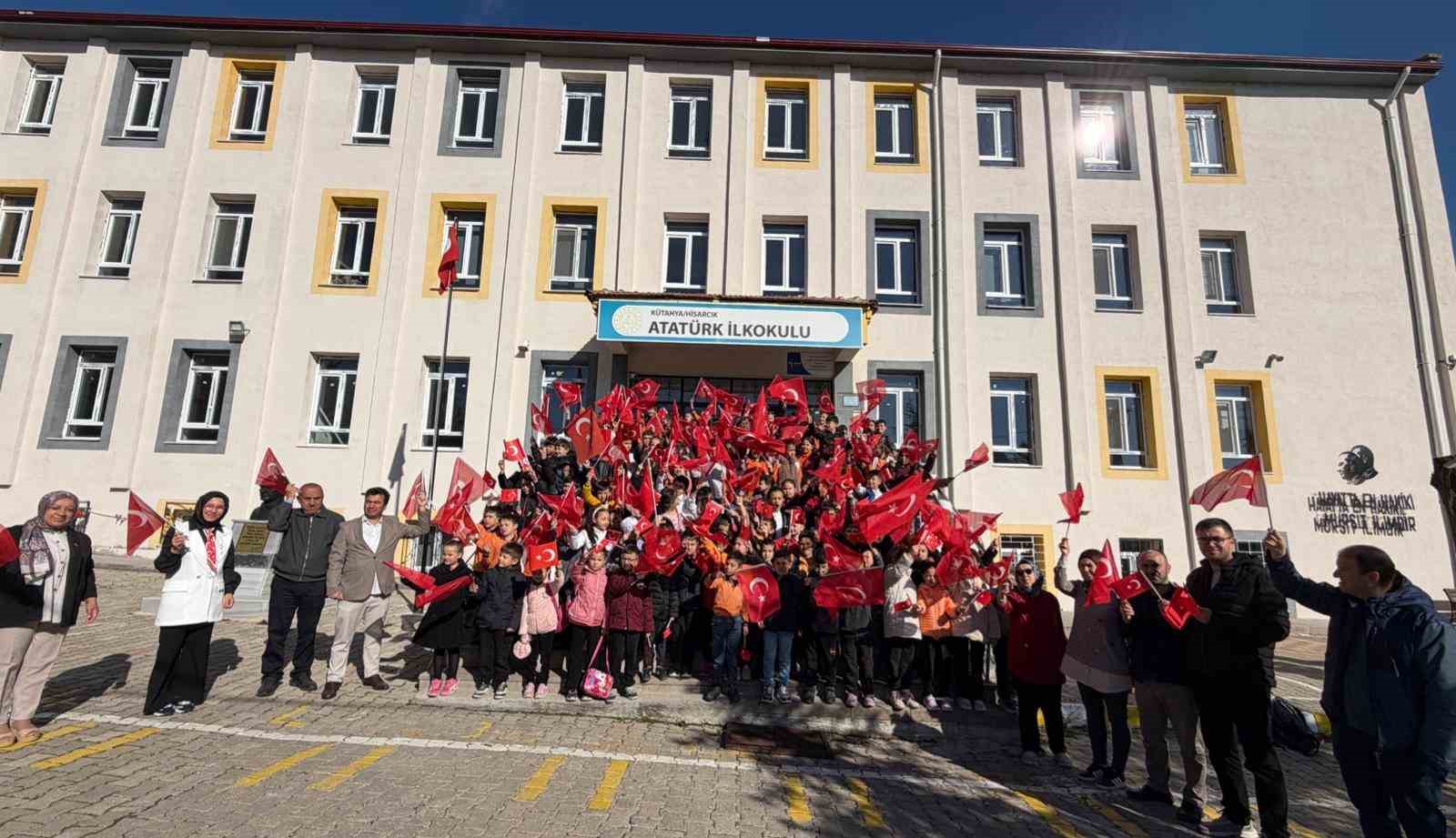 Şehit olan &ouml;ğretmen ve &ouml;ğrenciler i&ccedil;in Hisarcık&rsquo;ta anlamlı etkinlik
