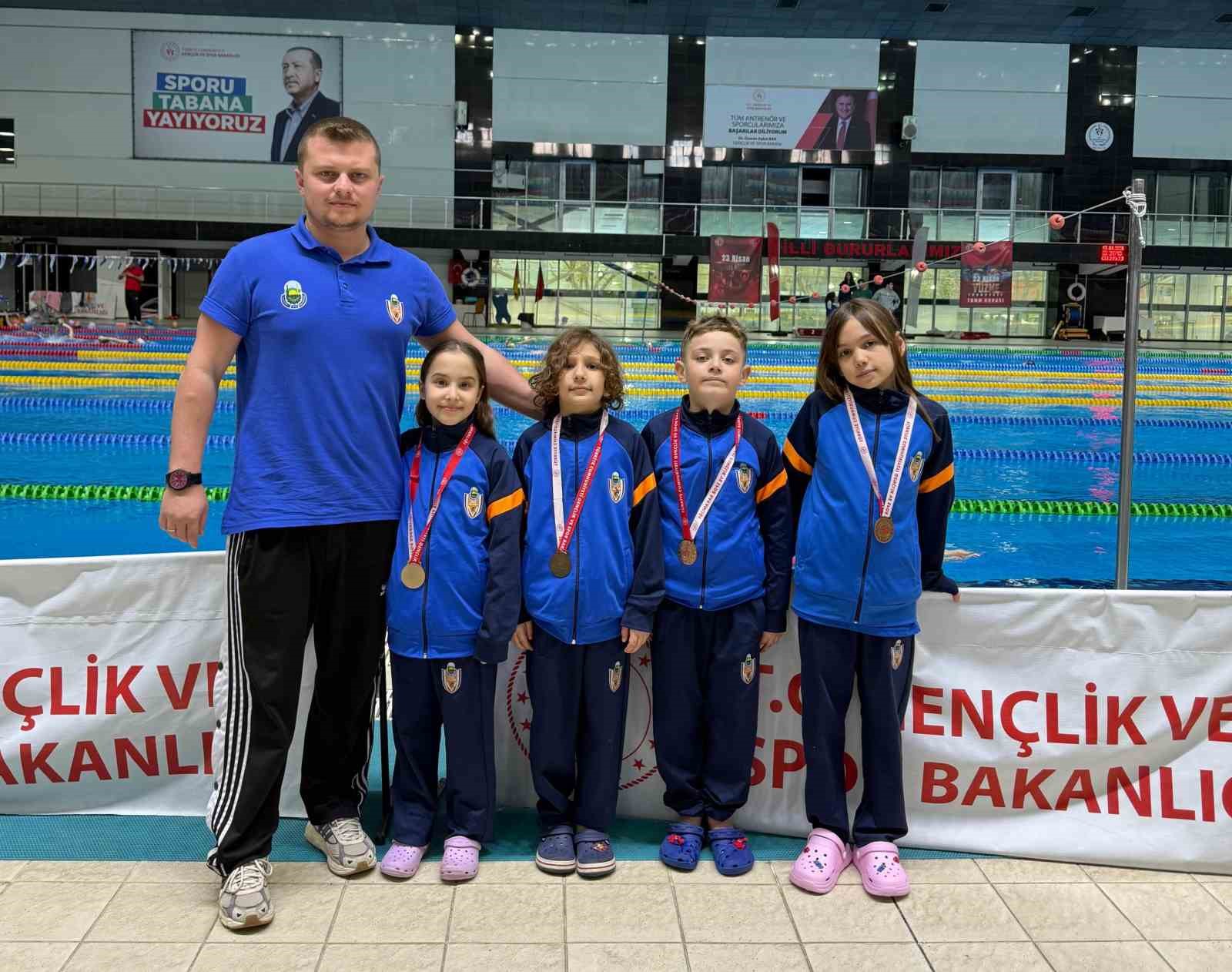 İneg&ouml;ll&uuml; minik y&uuml;z&uuml;c&uuml;lerden 18 madalyalık gurur
