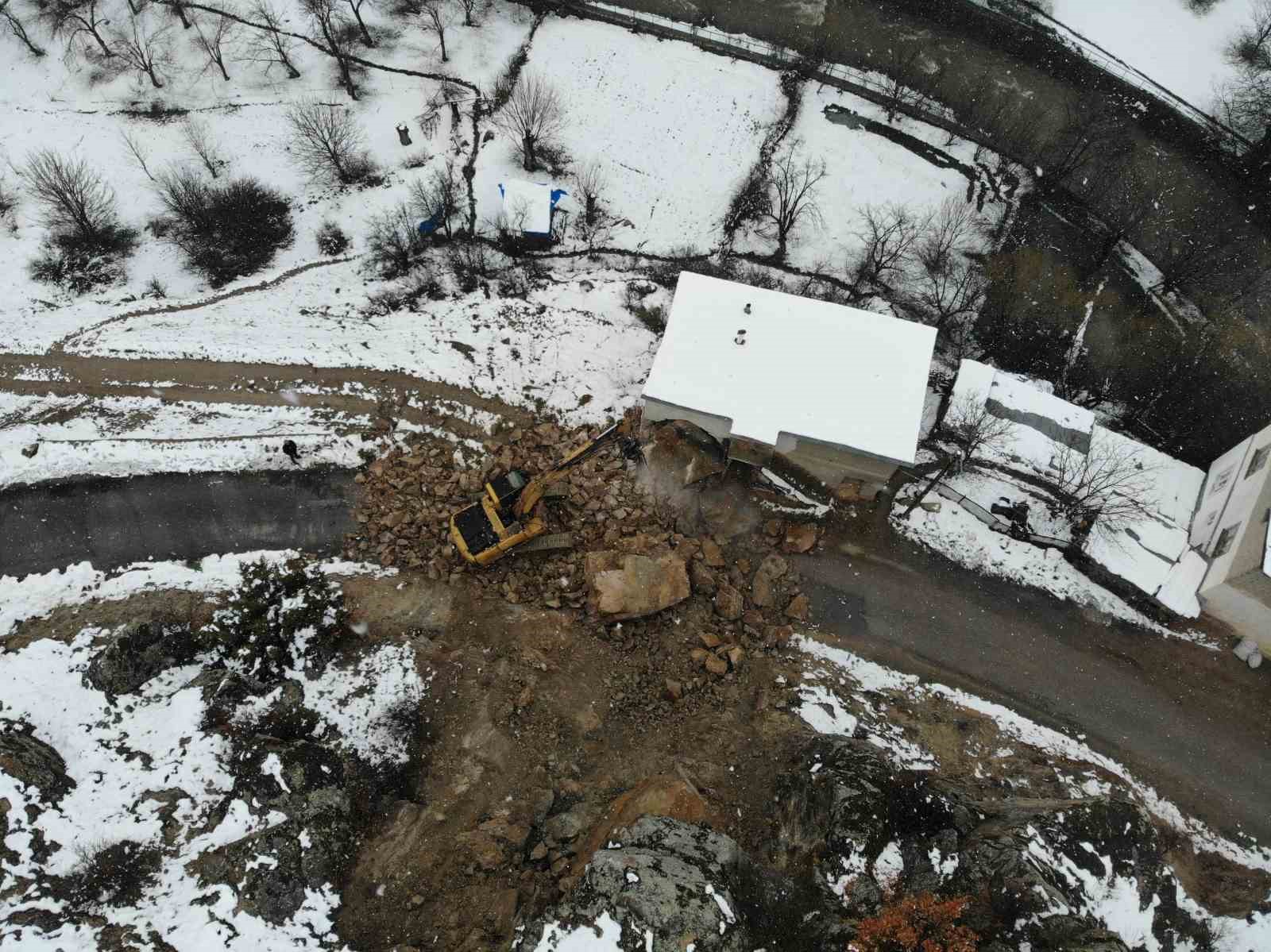 G&uuml;m&uuml;şhane&rsquo;de dağdan kopan dev kayalar ahıra d&uuml;şt&uuml;, 3 ev boşaltıldı
