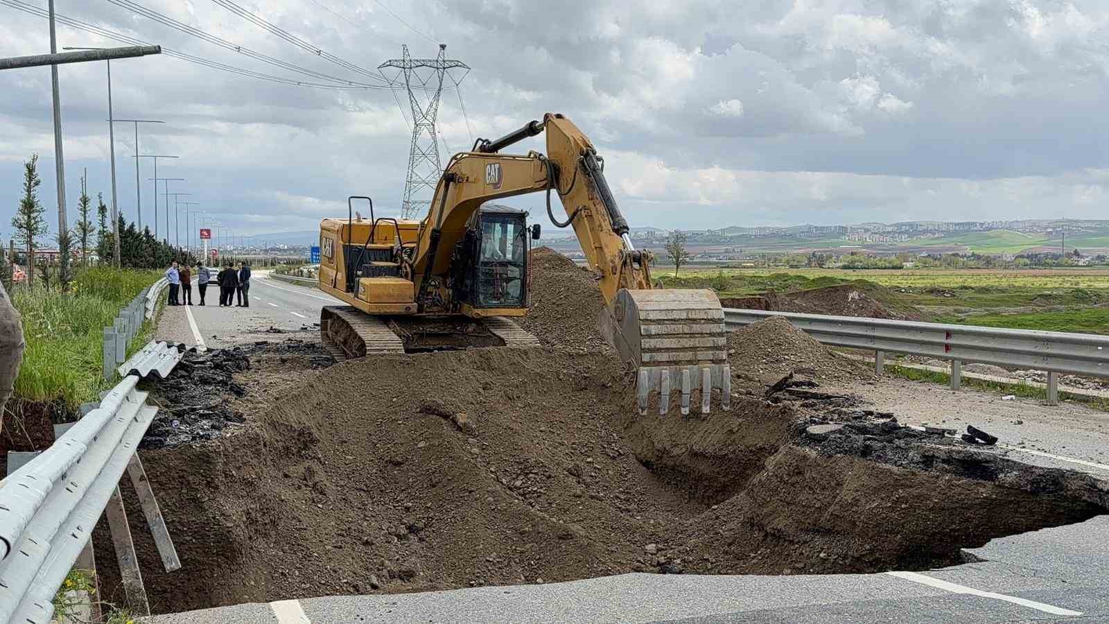 Batman’da sağanak yağış nedeniyle yol çöktü, Güney Çevre Yolu ulaşıma kapatıldı