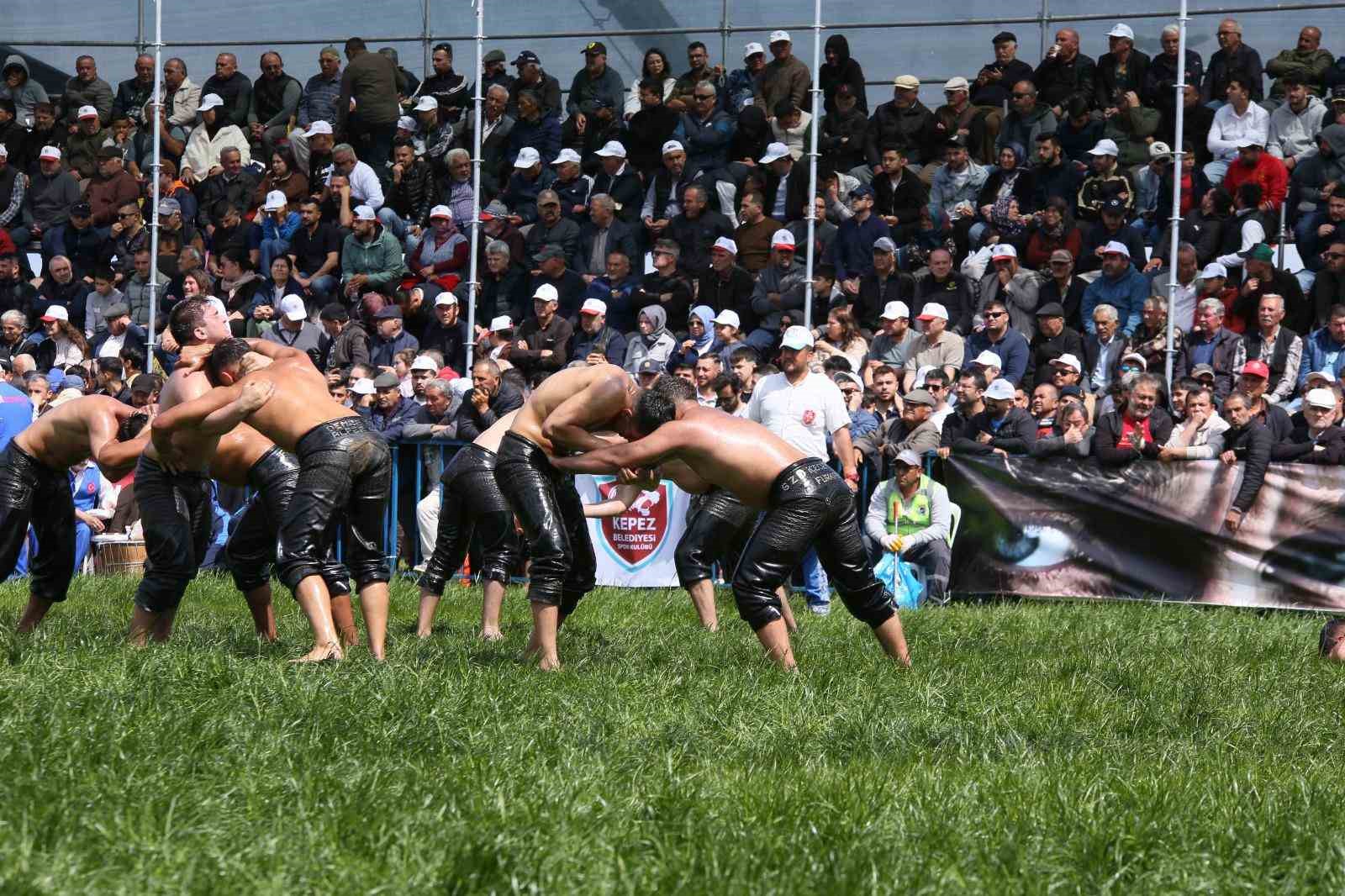 Kepez&rsquo;de 12 yıl sonra er meydanı kuruldu: 984 pehlivan kıyasıya m&uuml;cadele etti
