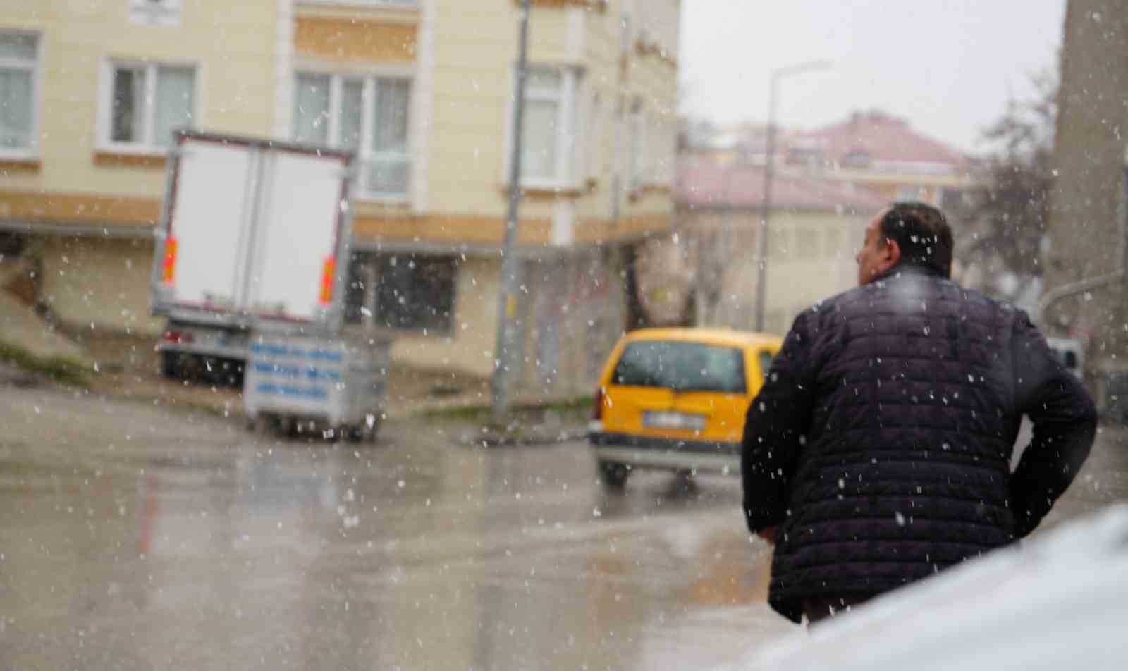 Bayburt’ta kar sürprizi: Kış yeniden yüzünü gösterdi