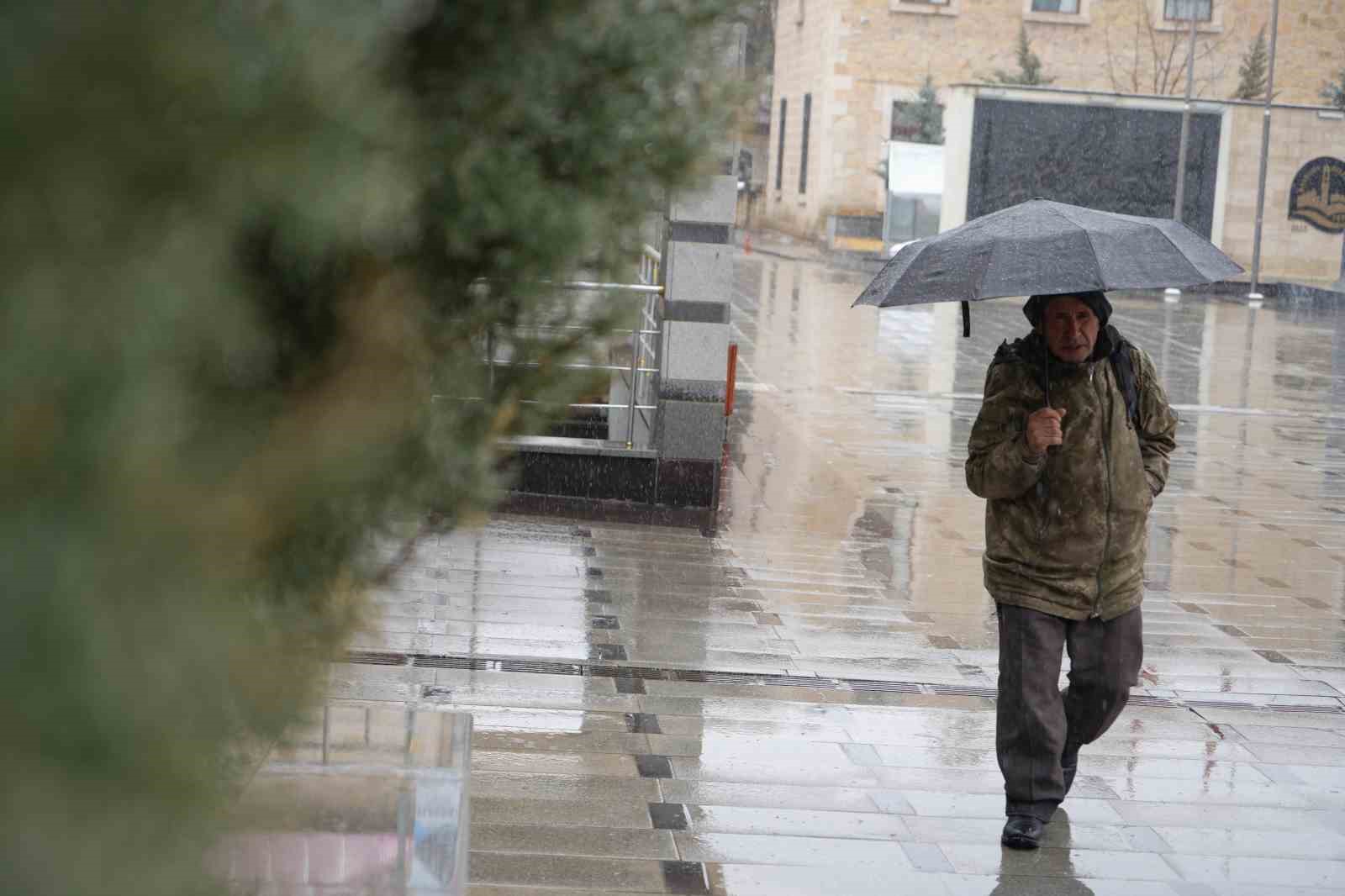 Bayburt&rsquo;ta kar s&uuml;rprizi: Kış yeniden y&uuml;z&uuml;n&uuml; g&ouml;sterdi
