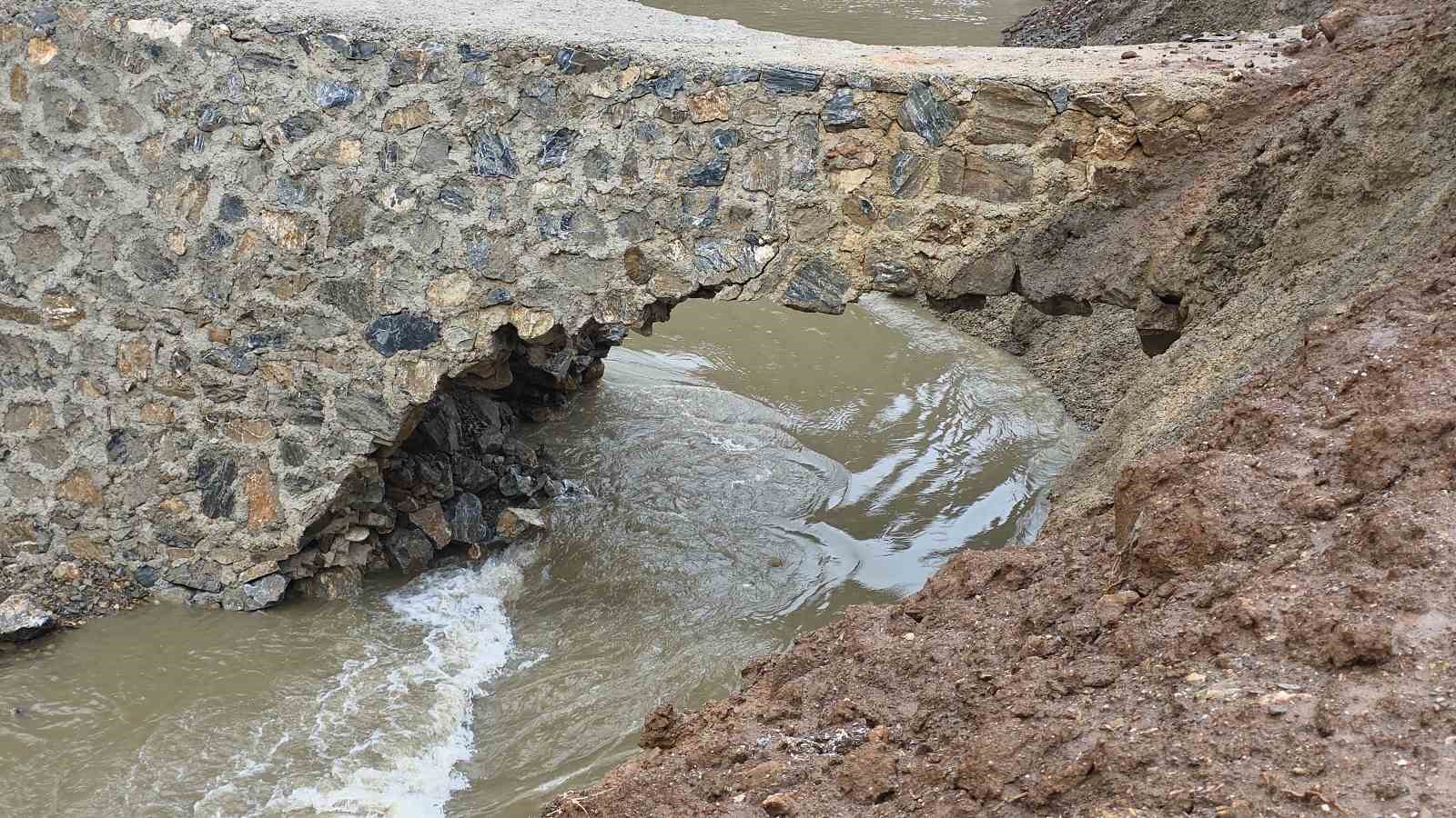 Bah&ccedil;esaray&rsquo;da su taşkını tehlikesi
