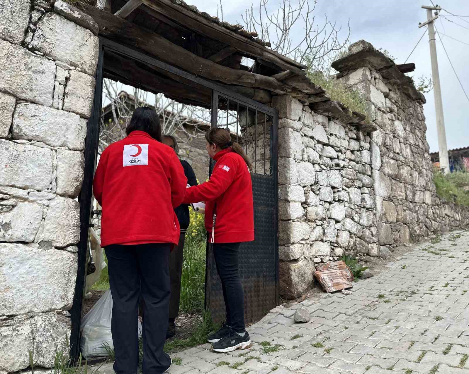 T&uuml;rk Kızılay Manisa, 3 mahallede gıda kolisi dağıttı
