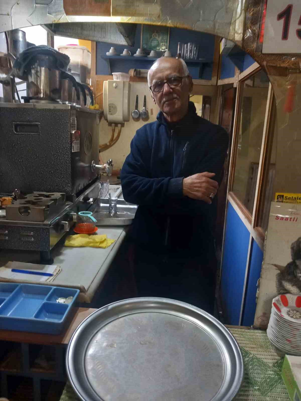 D&uuml;kkanının &ouml;n&uuml;ne gelen onlarca g&uuml;vercini doyuruyor
