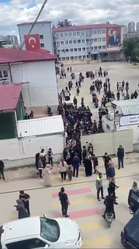 Okul &ccedil;evresindeki silah sesleri paniğe neden oldu
