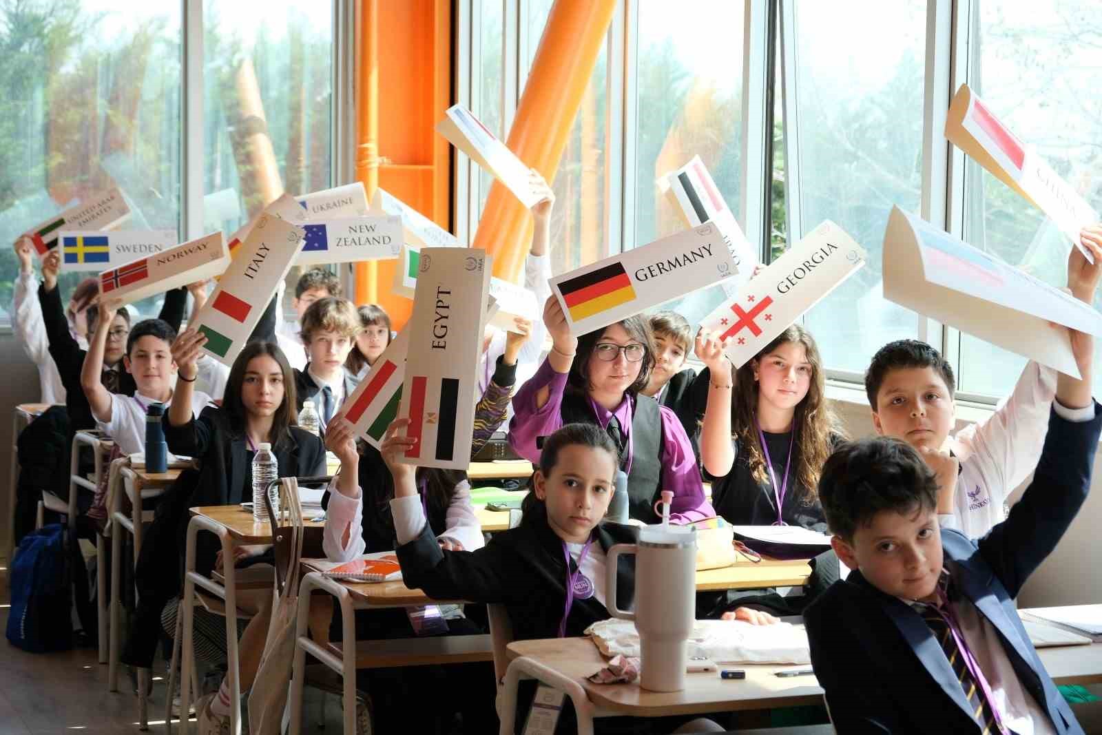 T&uuml;rk ve Rus &ouml;ğrenciler aynı masada
