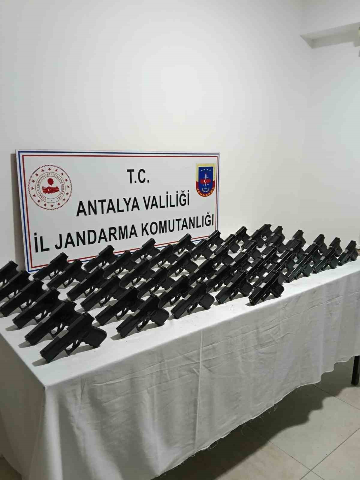 Antalya ve Konya&rsquo;da jandarmadan silah ka&ccedil;ak&ccedil;ılığı operasyonu
