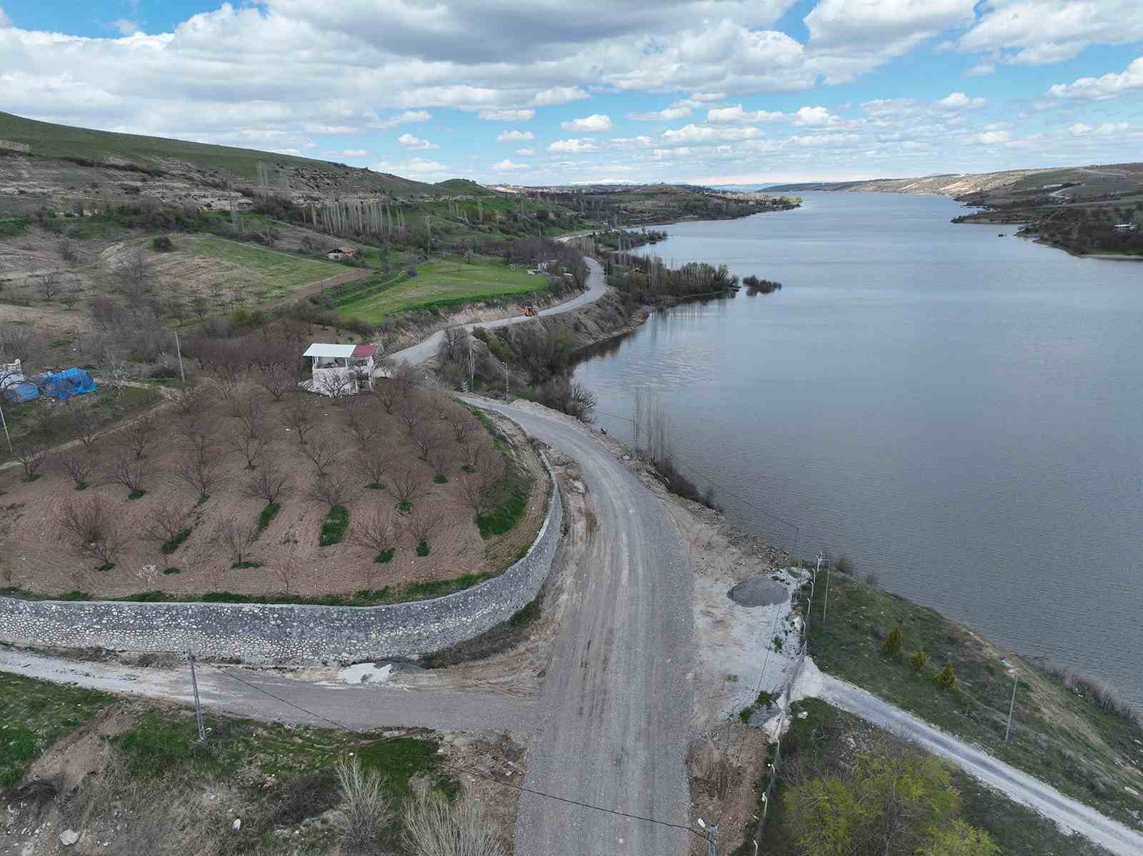 Malatya B&uuml;y&uuml;kşehir Belediyesi Ak&ccedil;adağ&rsquo;da grup yolunu yeniliyor
