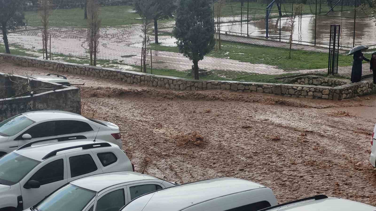 Silvan&rsquo;ı sel vurdu
