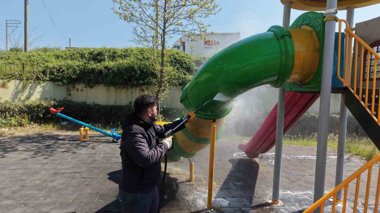 &Ccedil;ayırova&rsquo;da parkların oyun grupları yıkanıyor
