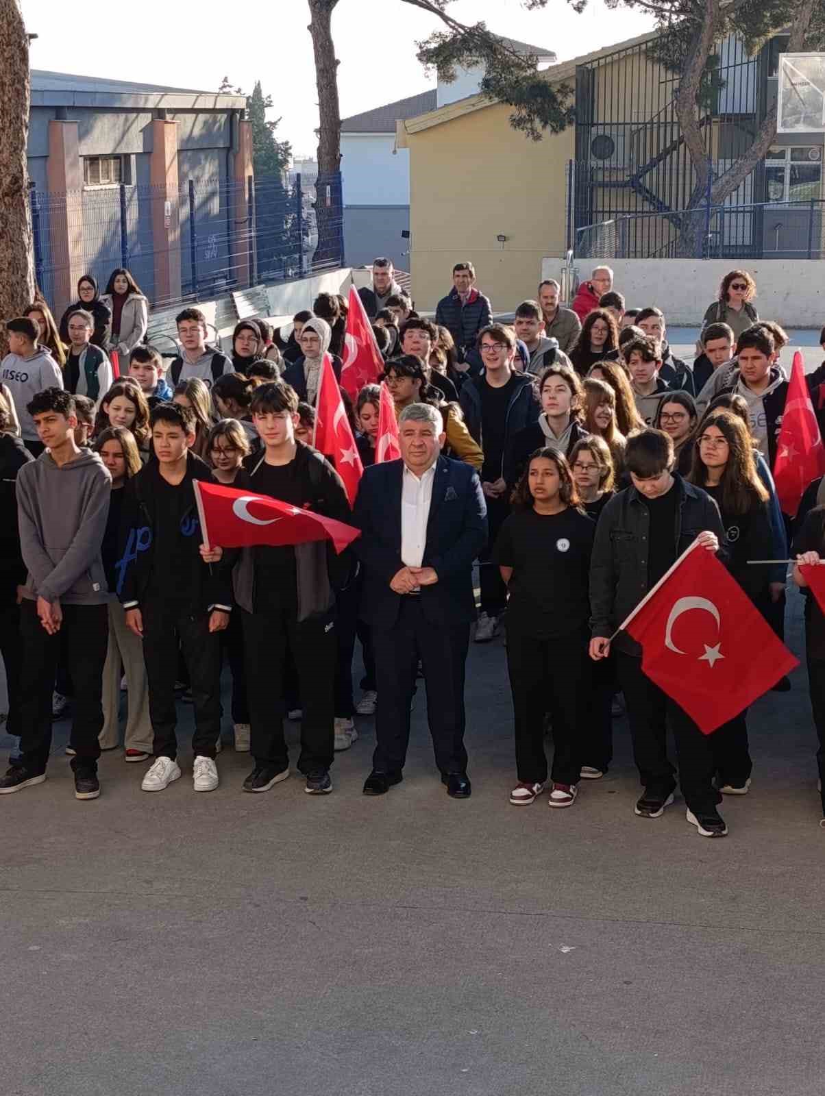 Okullarda T&uuml;rk bayraklı t&ouml;ren
