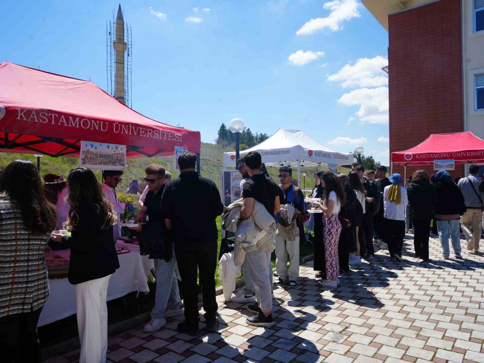 T&uuml;rkiye&rsquo;nin lezzetleri Kastamonu&rsquo;da buluştu, &ouml;ğrenciler yoğun ilgi g&ouml;sterdi
