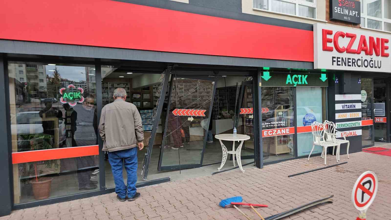 Kontrolden &ccedil;ıkan otomobil eczaneye daldı: 1 yaralı
