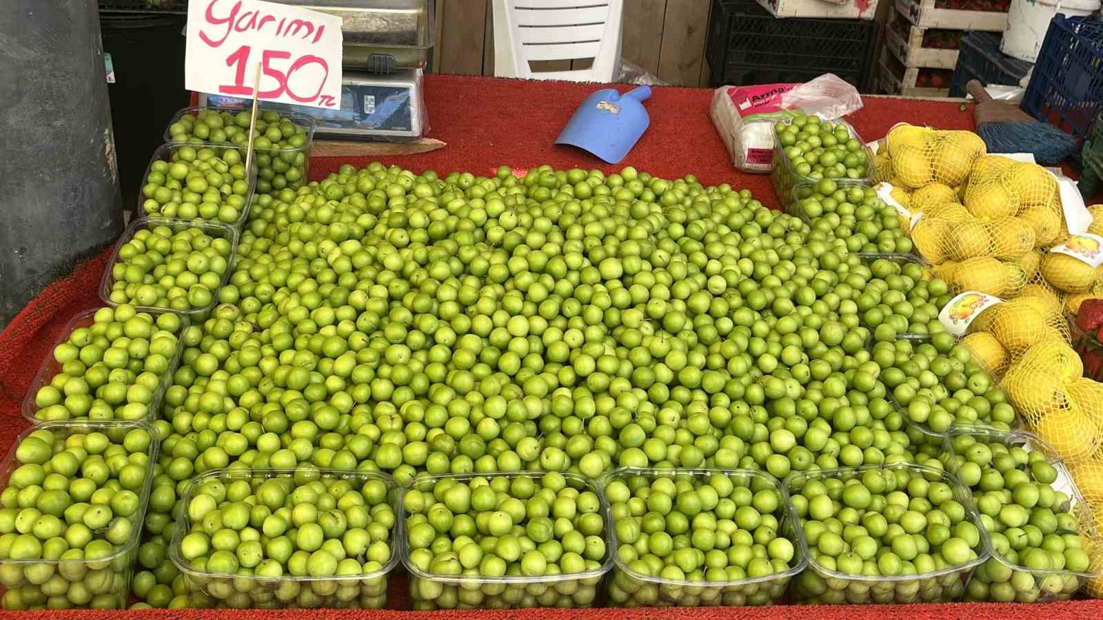 Yaz meyveleri pazar tezgahlarında yerini aldı
