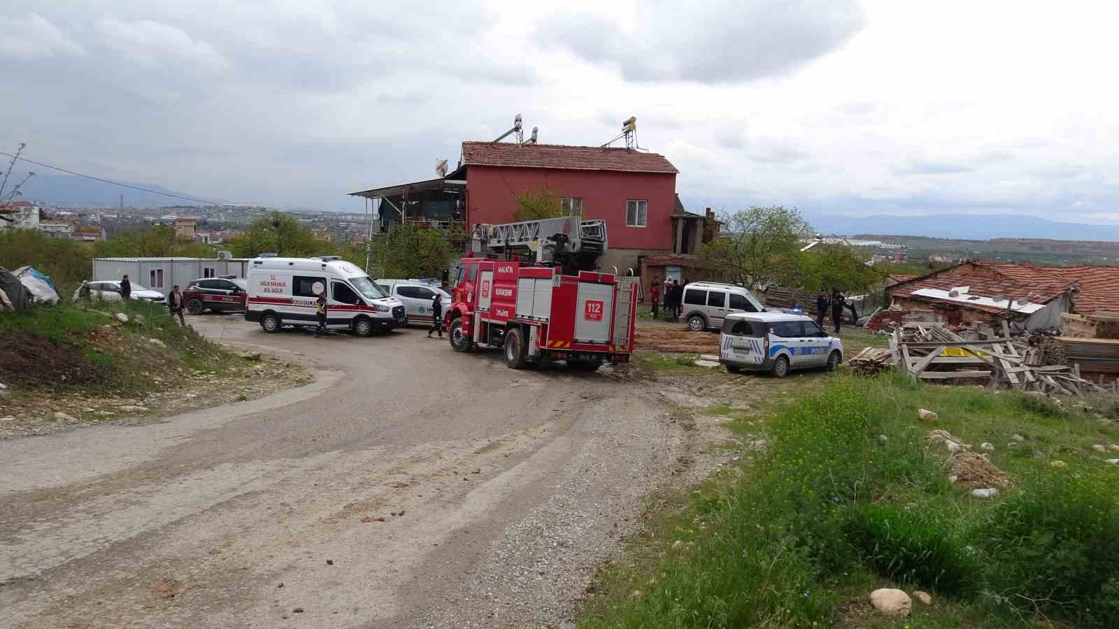 Malatya&rsquo;da ev yangınında 3 kişi dumandan etkilendi
